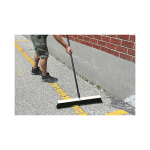 Balais-poussoirs Pathfinder à coupe latérale man using natural wood block broom brush with black and green brissels to clean outdoor pavement,4484,4485